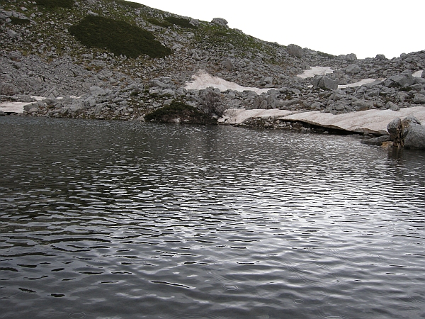 Immagine insolita: Monte Meta con il lago